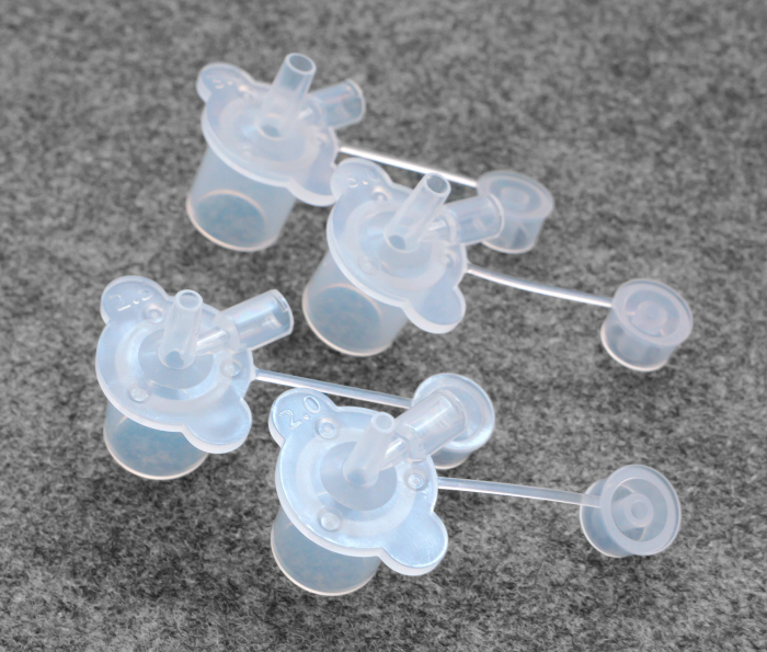 Sogenannte low dead space Kapnographie-Adapter in verschiedenen Größen.