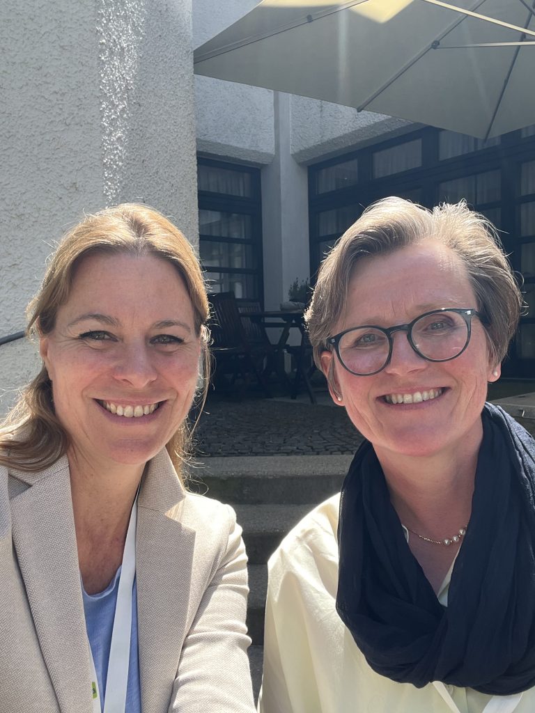Foto PD Dr. Eva Eberspächer-Schweda mit Simone Möllenbeck für die Podcast-Folge „Anästhesie beim Degu – Besonderheiten, Protokolle & Praxiswissen“ auf den Augsburger Thementagen 2025
