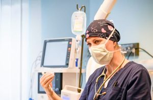 PD Dr. Eva Eberspächer-Schweda erklärt Anästhesiegerät in der Praxis – Fortbildung für sichere Tiernarkose bei AnaesthesieSkills