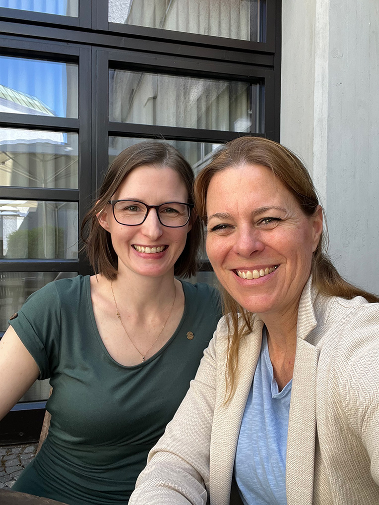 Foto PD Dr. Eva Eberspächer-Schweda mit Milena Thöle für die Podcast-Folge „Anästhesie beim Kaninchen – Prämedikation, Anästhesie, Analgesie und postoperative Phase“ im Garten des Tagungshotels der Augsburger Thementage 2025