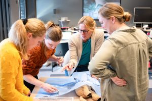 PD Dr. Eva Eberspächer-Schweda lehrt Anästhesietechnik mithilfe eines Modelltieres – praktisches Hands-on-Training bei AnaesthesieSkills.