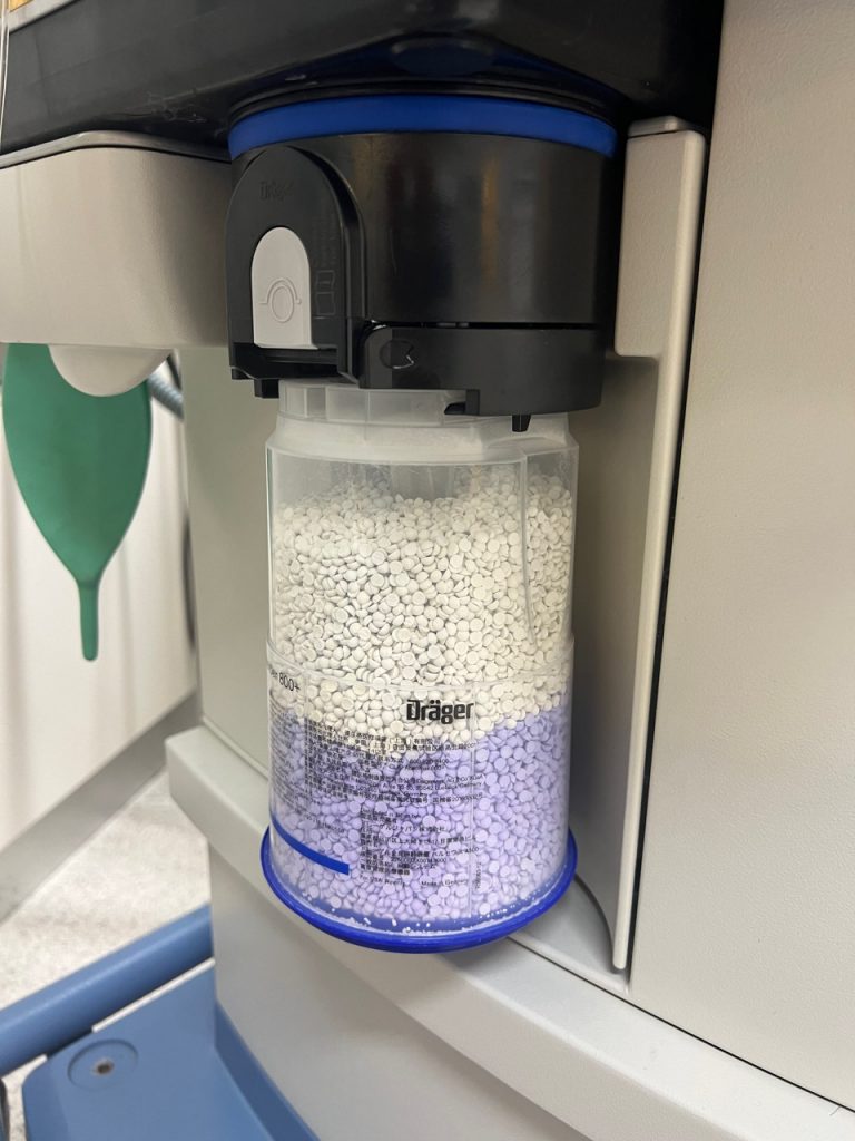 Bild 1 CO2 Atemkalk mit Farbumschlag auf lila