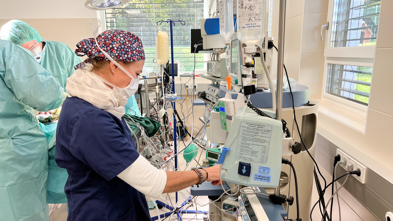 PD Dr. Eva Eberspächer-Schweda überwacht Anästhesiegeräte während einer Operation in der Klinik
