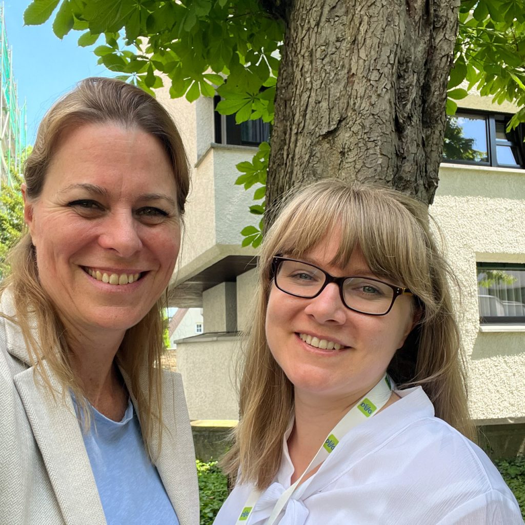 Foto PD Dr. Eva Eberspächer-Schweda mit Dr. Tina Brezina für die Podcast-Folge „Anästhesie beim Kaninchen – Atemwegssicherung, Monitoring und Sauerstoffgabe“ im Garten des Tagungshotels der Augsburger Thementage 2025